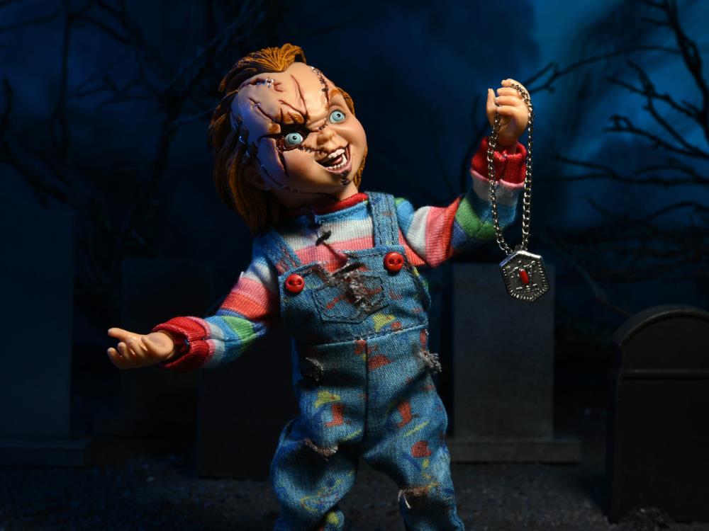 Chucky feliz con el collar damballa