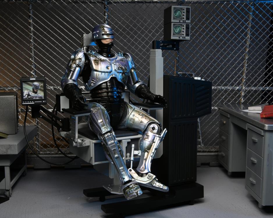 RoboCop Ultimate Battle Damaged RoboCop with Chair Figura Neca