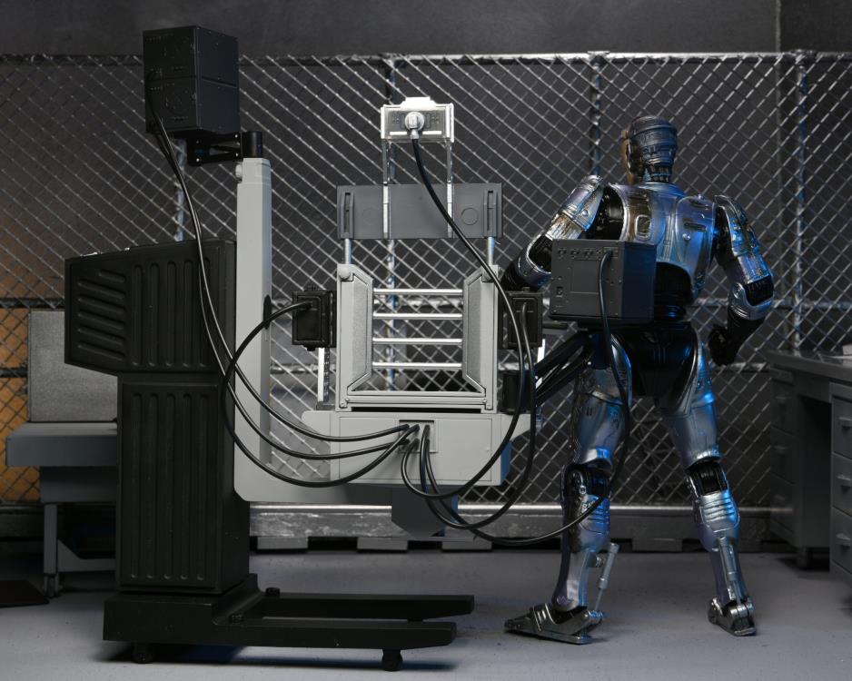 RoboCop Ultimate Battle Damaged RoboCop with Chair Figura Neca