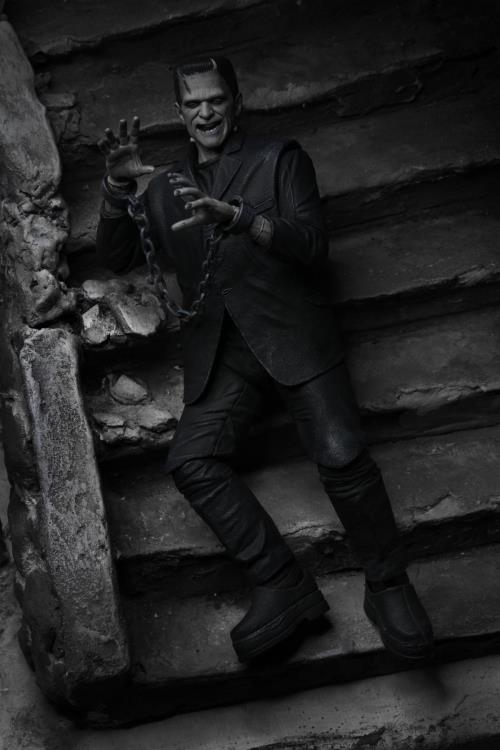 Universal Monsters Ultimate Frankenstein's Monster (Black & White) Figura Neca
