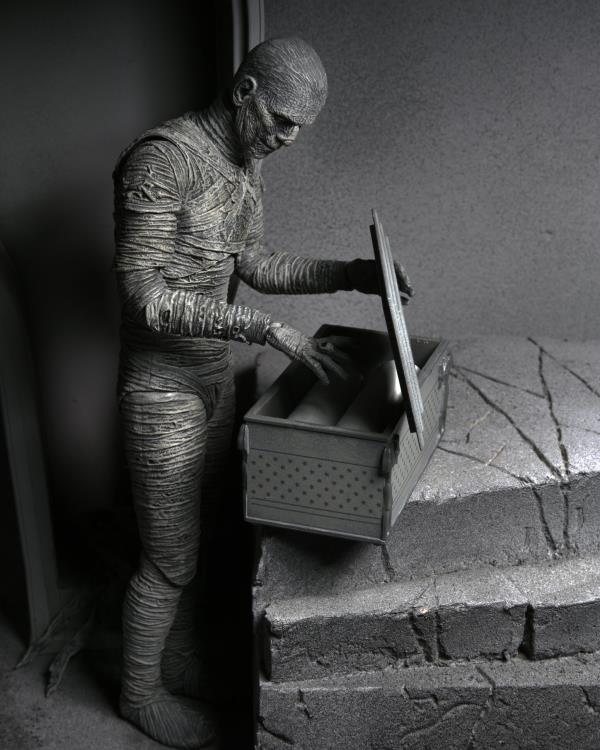 Universal Monsters Ultimate Mummy (Black & White) Figura Neca