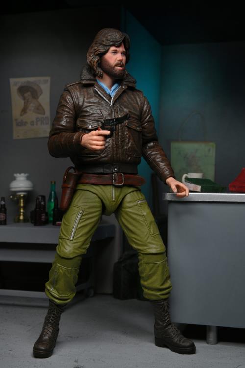 MacReady con pistola en mano