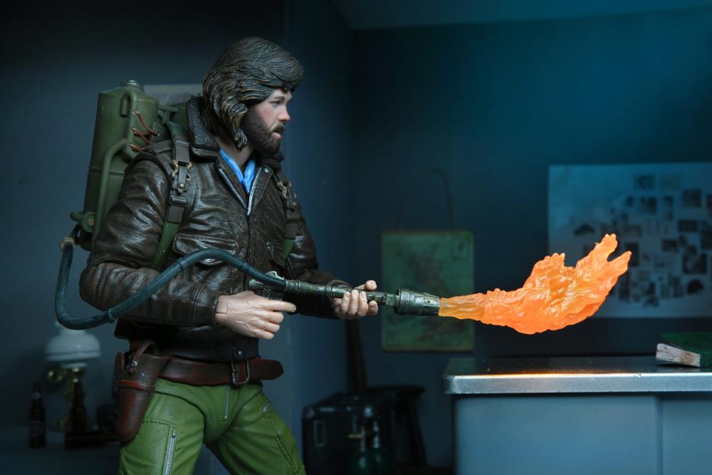 MacReady con lanzallamas encendido