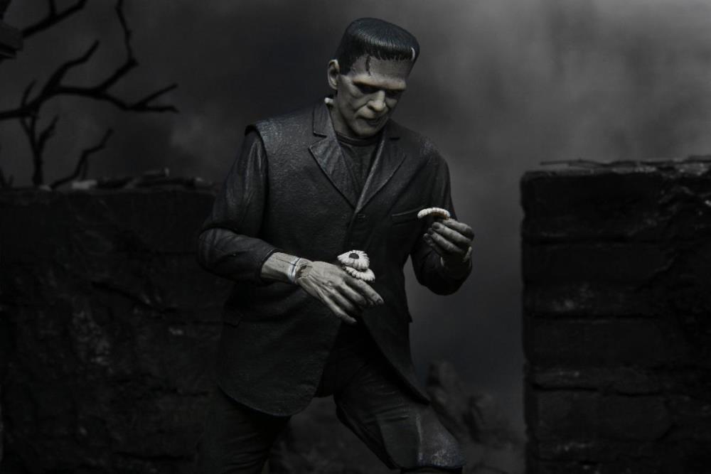 Universal Monsters Ultimate Frankenstein's Monster (Black & White) Figura Neca
